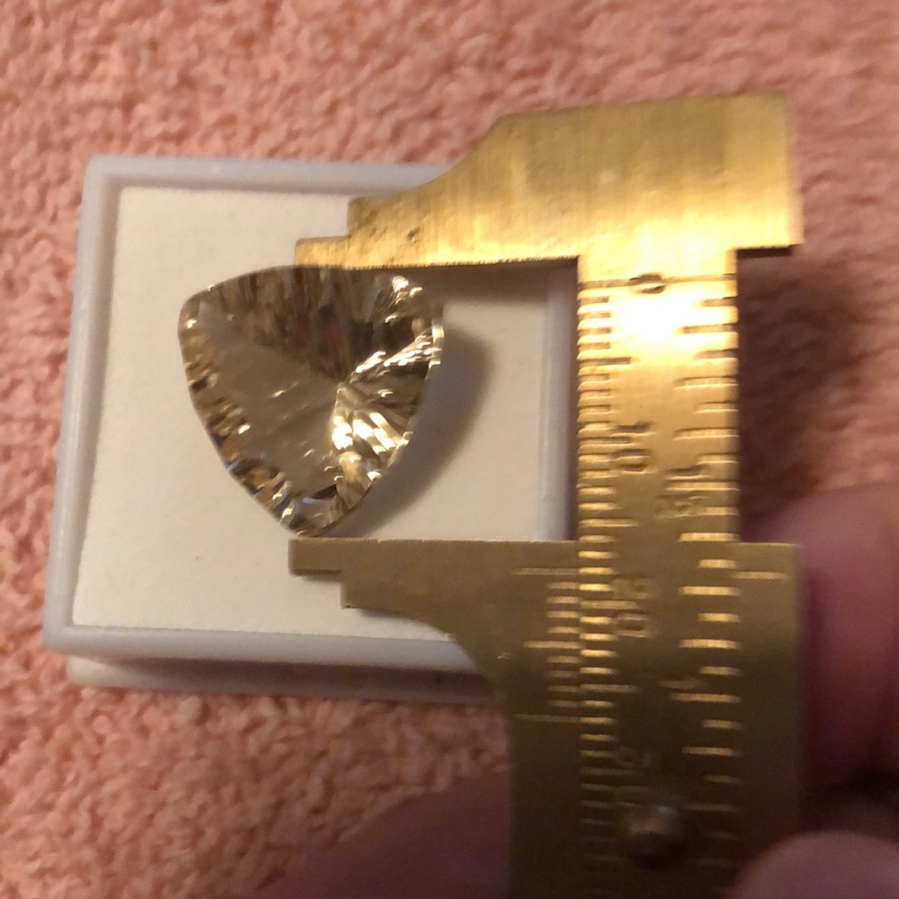 15 ct YELLOW Labradorite 16x17 Fantasy/Radiant Cut - Picture 5 of 8